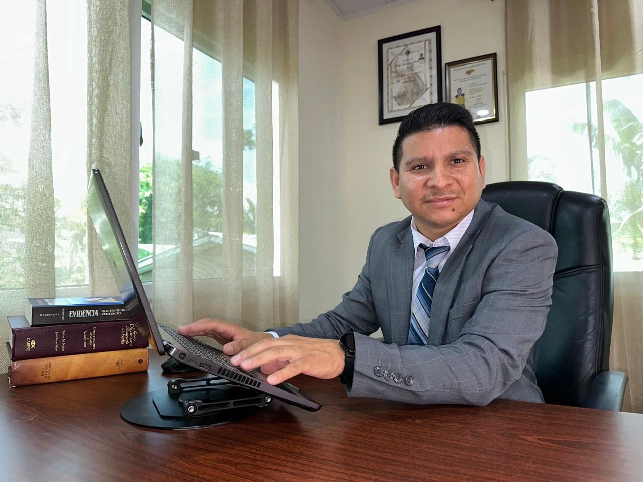 Abog. Marvin Sorto en la oficina de Legacy Consultor&iacute;a